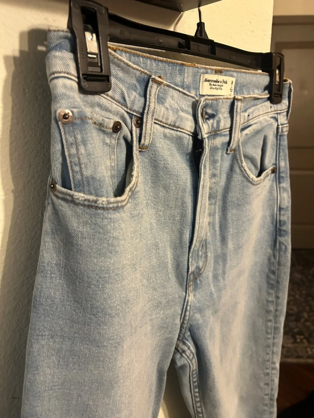 Abercrombie high waisted ankle straight jeans. - Picture 3 of 4
